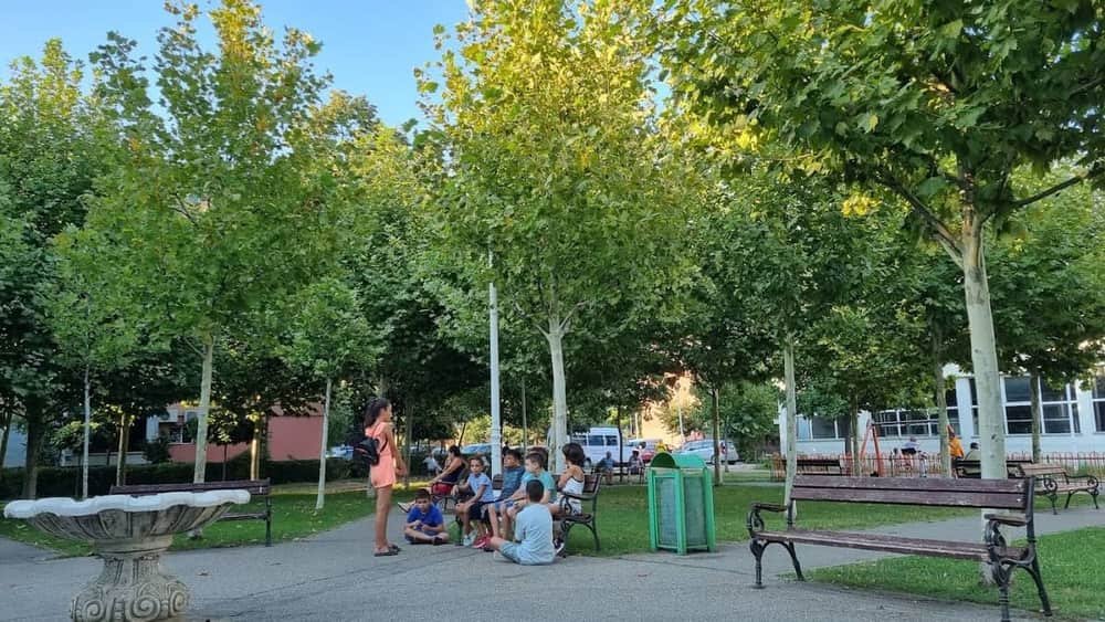 Parc cu bănci și loc de joacă